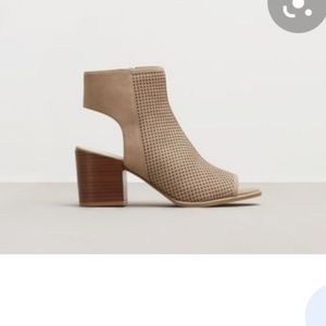 Nwt Kenneth Cole Charlo peep the bootie